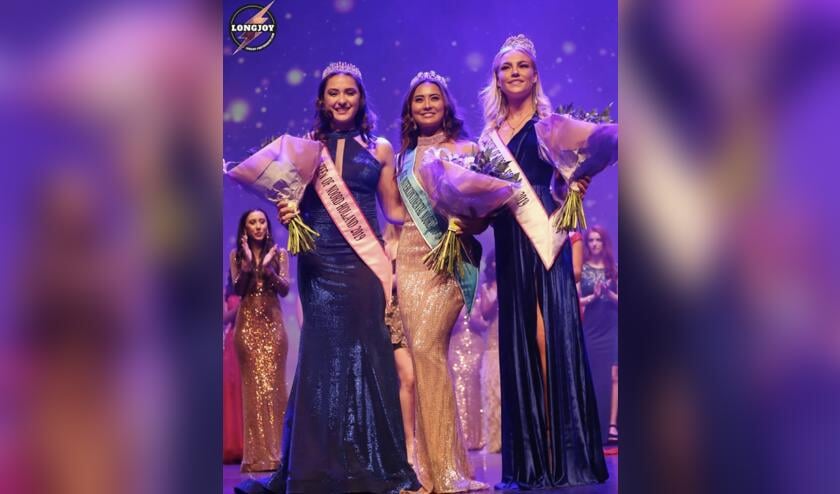Indy Kames (links) en de nummers 2 en 3 van de Teens-finale.