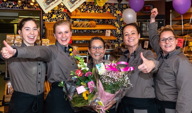 Marijke (met bloemen) temidden van collega's aan Padjedijk.
