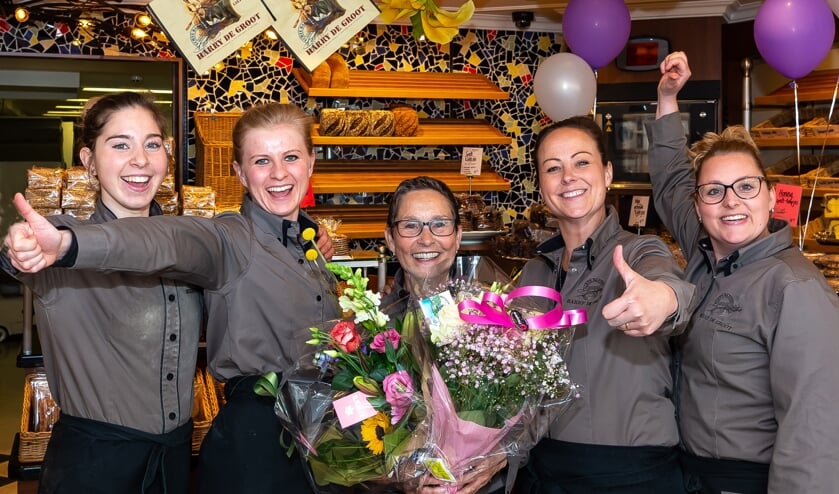 Marijke (met bloemen) temidden van collega's aan Padjedijk.