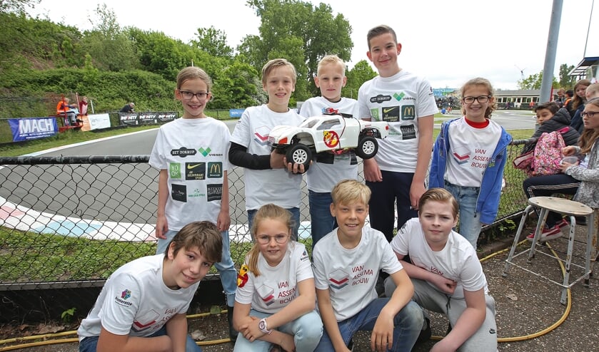 Staand vlnr: Isabella, Senna, Kick, Arseni, Geanina. Gehurkt vlnr: Kylian, Lotte, Petter en Moos.