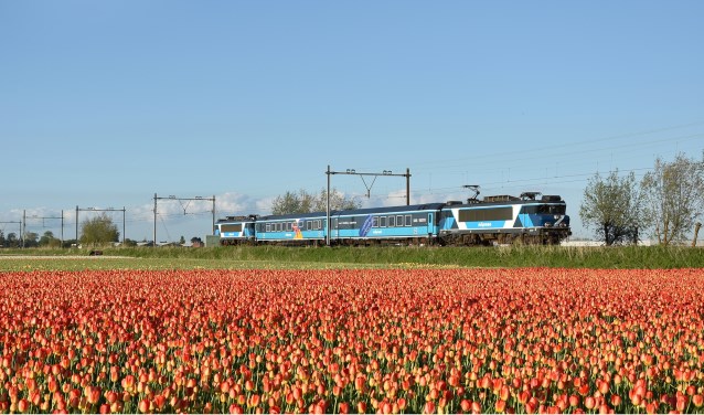 De Dinnertrain raast door mooie landschappen terwijl de gasten smullen van een viergangenmenu,