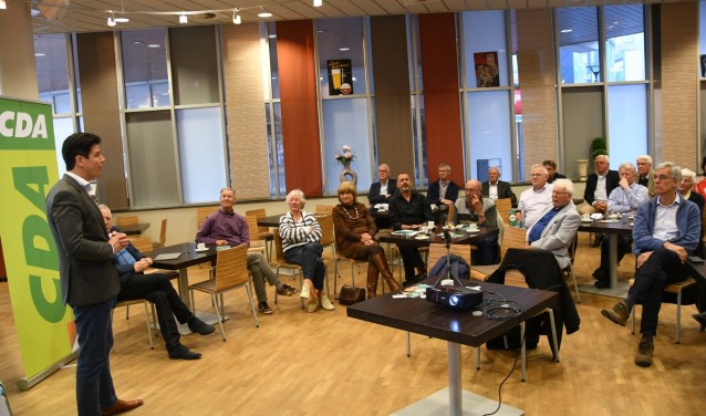 Daan Versteeg in gesprek met leden van CDA-Heemskerk en CDA-Beverwijk.