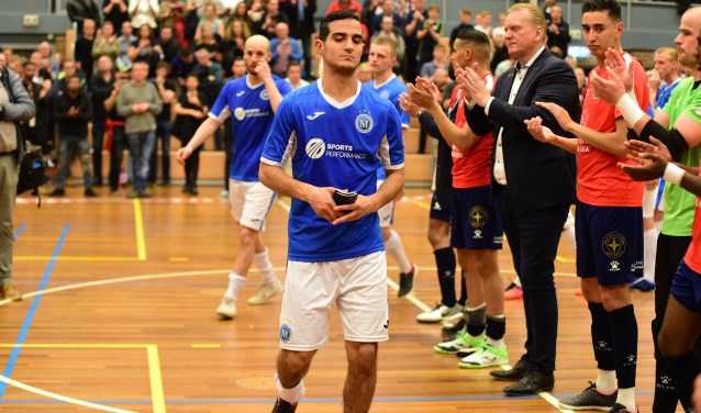 De teleurstelling na de verloren wedstrijd om het landskampioenschap tegen Hovocubo, is duidelijk zichtbaar op het gezicht van Marlène-speler Iliass Bouzit.