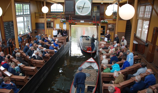 Tijdens deze eerste authentieke doorvaarveiling doet Museum BroekerVeiling oude tijden herleven
