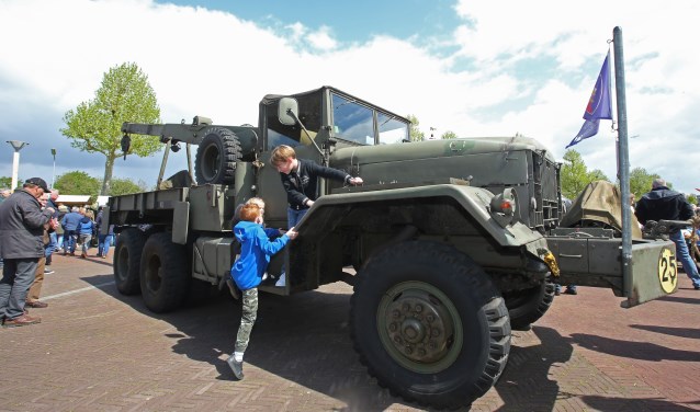 De oude militaire voertuigen die meerijden in de colonne zijn op het Harmonieplein van dichtbij te bekijken.
