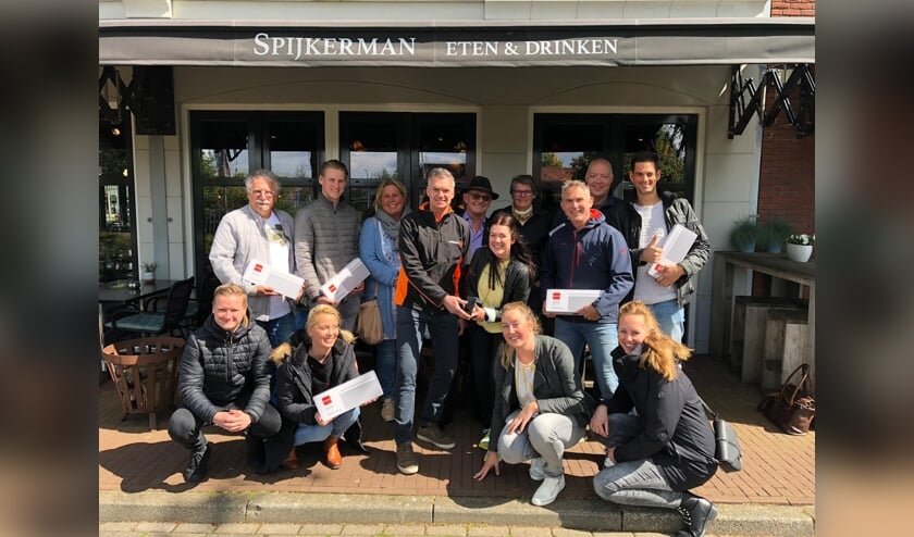 De winnaars gingen bij Spijkerman Eten & Drinken op de foto.