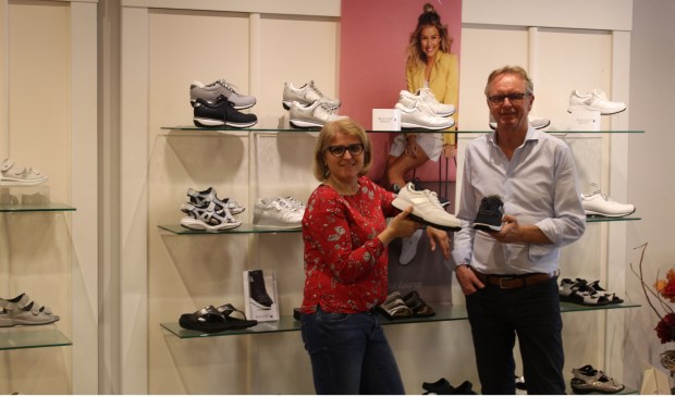 Selma en Peter helpen graag een passende schoen te zoeken.