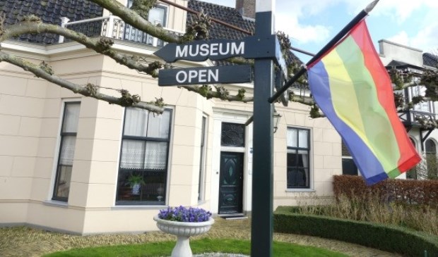 De vlag hangt uit bij museum Betje Wolff.