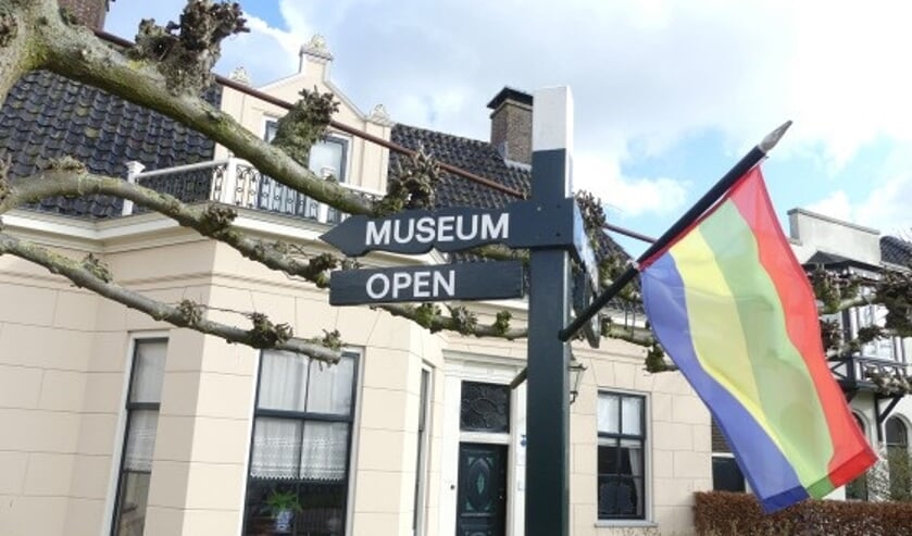 De vlag hangt uit bij museum Betje Wolff.
