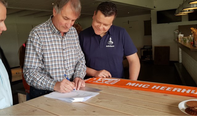 De heren Kramer, In 't Veld en Bakker (vlnr) ondertekenen de nieuwe sponsorovereenkomst.