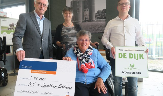 Overhandiging rolstoel. v.l.n.r.: Peter van Staveren, Lia Schuijt, Jeanne Hermans en Nick van Tricht.