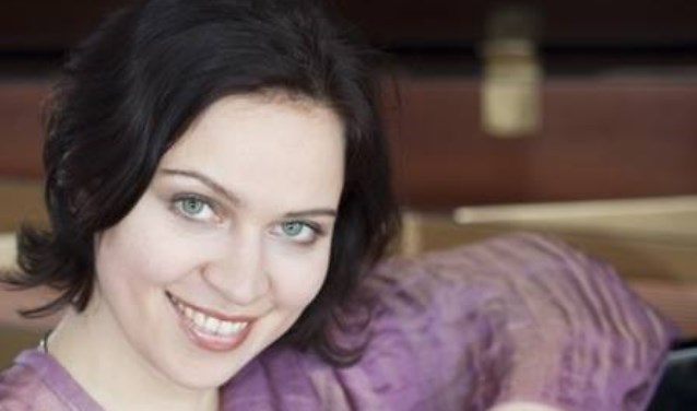 De samenzang wordt begeleid door Zana Naidionova.