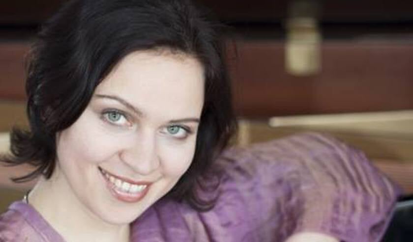 De samenzang wordt begeleid door Zana Naidionova.