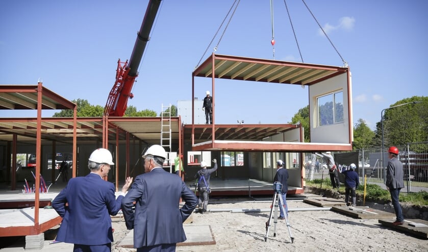 Uitbreiding aan de oostzijde gebouw de Velst van Heliomare met tien lokalen op de begane grond.