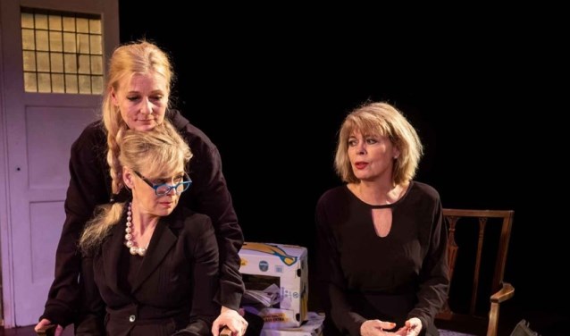 Actrices Lieneke le Roux, Wivineke van Groninge en Margot Dames in 'Je kunt op me rekenen'.
