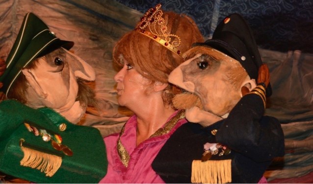 Ila tussen twee van haar poppen.