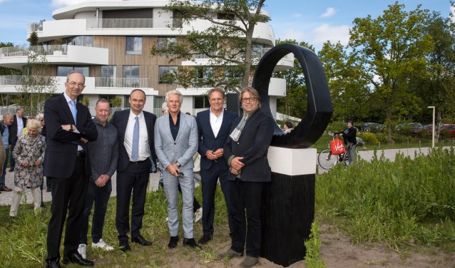 Henk Deen (projectontwikkelaar), Maarten Langeveld (projectontwikkelaar), Reinald Bosman (architect), Gem Bot (directeur Bot Bouw), Bastiaan Smit (makelaar) en bewoner Dick Bouma, naast het beeld 'de cirkel'.
