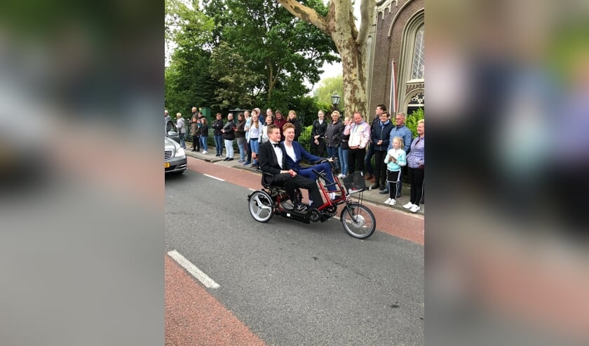 Geheel in stijl reden de leerlingen achter elkaar aan richting het café.