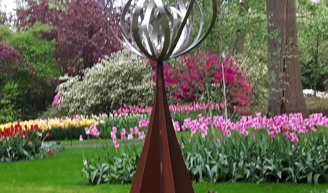 De 'power bloem' van Cobi Dierikx was acht weken lang te bewonderen in de Keukenhof. Nu is hij te zien in Berkhout.