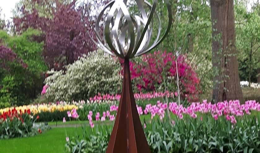De 'power bloem' van Cobi Dierikx was acht weken lang te bewonderen in de Keukenhof. Nu is hij te zien in Berkhout.