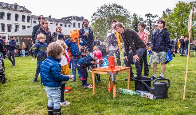 Werd je niet nat van de regen dan werd je het wel van dit experiment. Het Kenaupark werd druk bezocht door vele gezinnen.