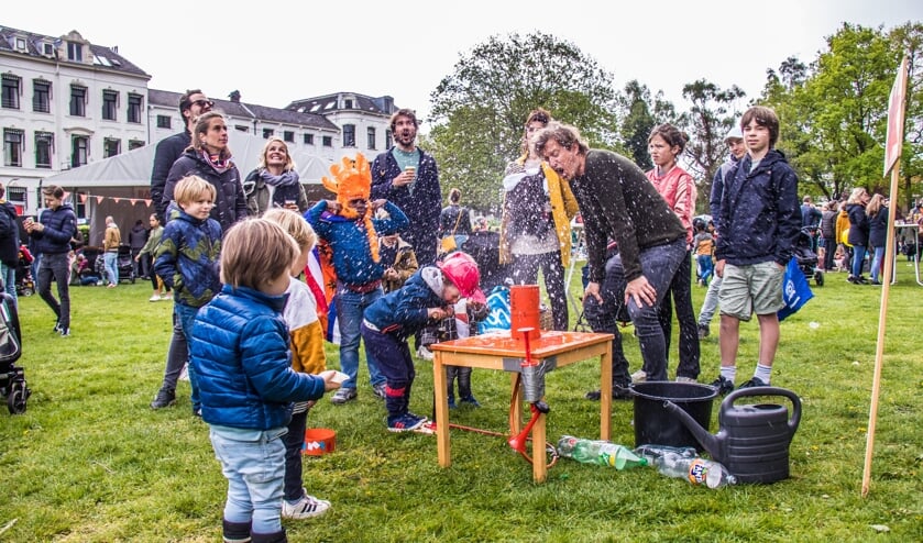 Werd je niet nat van de regen dan werd je het wel van dit experiment. Het Kenaupark werd druk bezocht door vele gezinnen.