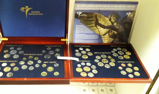 De verzamelmunten te zien in Museum Kennemerland.
