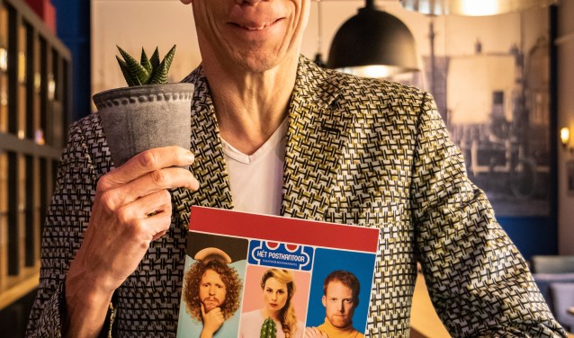 Cabaretier Dolf Jansen toont enthousiast het nieuwe programma van Theater het Postkantoor in Bovenkarspel.