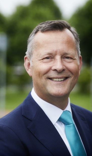 Arthur van Dijk, commissaris van de Koning, bezoekt West-Friesland.