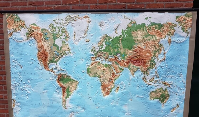 Op de Lente Markt is er van alles te verkrijgen: boeken, brocante, curiosa, wereldkaarten, etc.