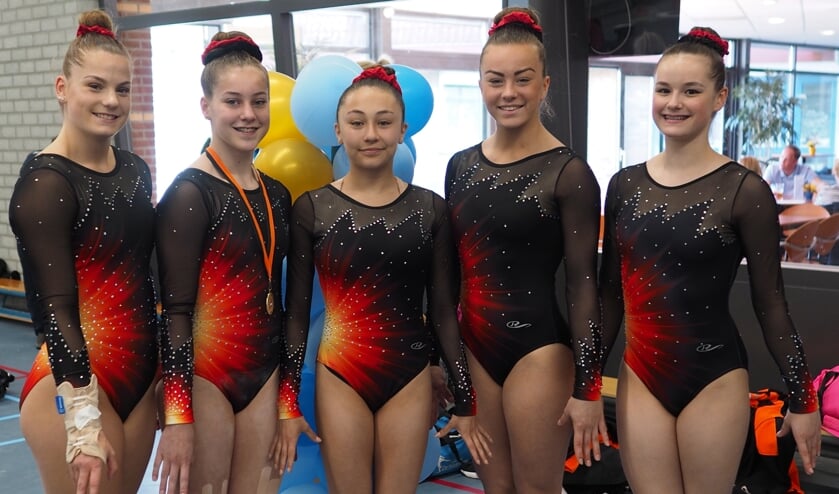 De toppers van TOSS: v.l.n.r.Patty Bleeker, Chloe Booij, Larissa Noll, Bibi Meijer en Marieke Wolf.
