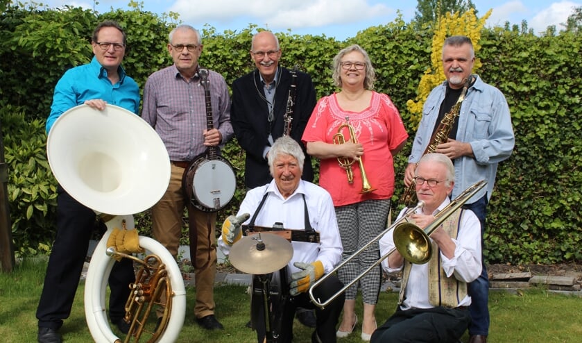De Jan Rovers Jazz band speelt elke vrijdagochtend live in Jans huiskamer.