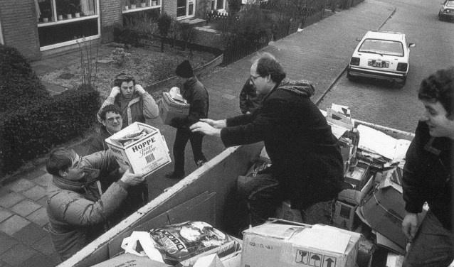 Vrijwilligers van de Zeemeeuw halen papier op in 1992.