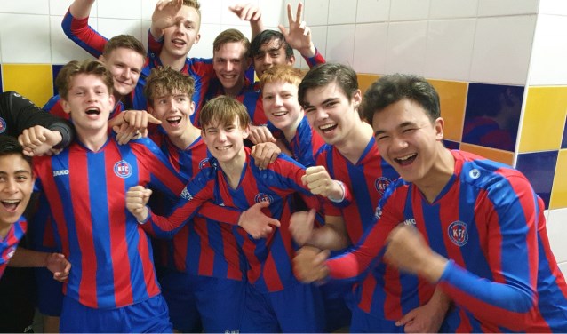 Voetbalteam KFC JO17-1 blij met overwinning.