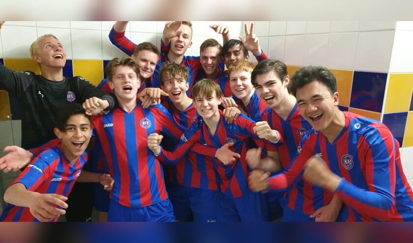 Voetbalteam KFC JO17-1 blij met overwinning.