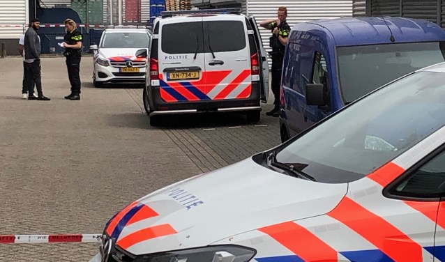 Een agent ondervraagt een persoon.