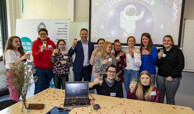 Studenten Nova College pitchen idee voor vrijwilligerswerk voor Karma Factory en CDA Tweede Kamerlid Michel Rog.