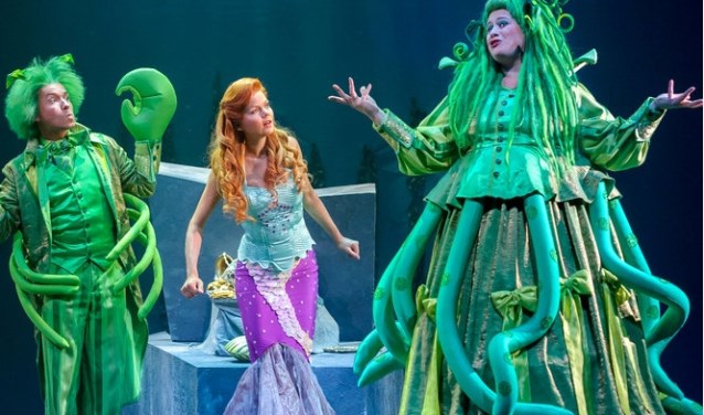 Sita Vermeulen (m) speelt de titelrol in de familievoorstelling 'De Kleine Zeemeermin - De musical'.
