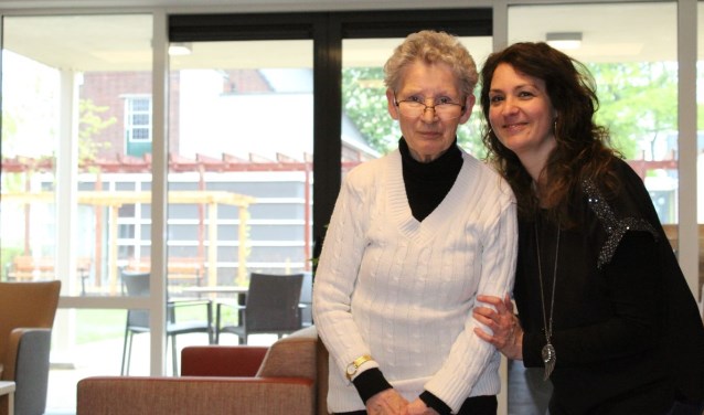 Mevrouw Swagerman en haar dochter Lies poseren bij één van de gezellige buurtkamers in het nieuwe Martinus.
