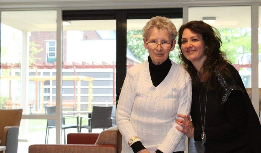 Mevrouw Swagerman en haar dochter Lies poseren bij één van de gezellige buurtkamers in het nieuwe Martinus.