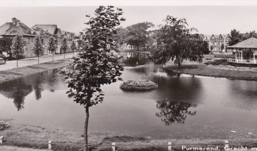 Een foto uit vervlogen tijden. Van de Nieuwegracht met de muziektent op de achtergrond.