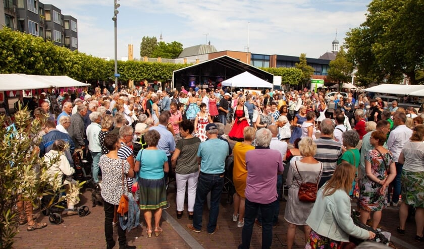 Het wordt in het centrum van Heemskerk gezellig druk met de Cultuurmarkt.