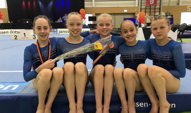 Team TopTurnen Opmeer: v.l.n.r. Mara Slippens, Zoë Voorthuijzen, Sam van der Hilst, Merel Winder en Eva Nieuwenhuizen.