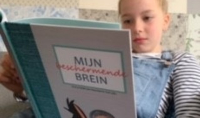 Meisje dat boek 'Mijn beschermende brein' leest.
