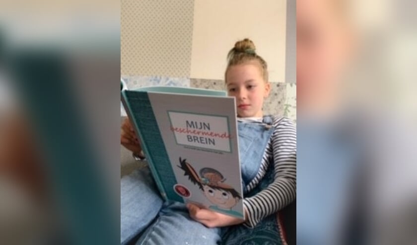 Meisje dat boek 'Mijn beschermende brein' leest.