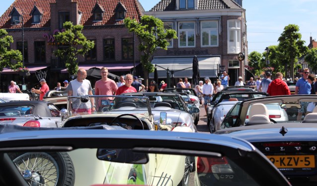 De bijzondere auto's trekken elk jaar veel bekijks op de Markt in Schagen.