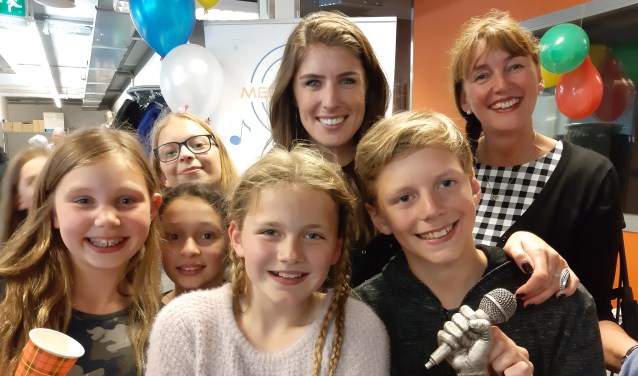 Marieke Elsinga met leerlingen van de Zwanebloem die de zilveren microfoon hebben gewonnen.