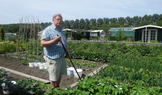 Voorzitter van ATV Obdam Hans Knijn legt de mensen graag uit hoe ze kunnen profiteren van een eigen volkstuin.
