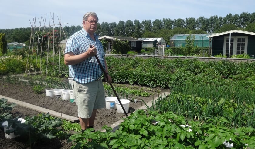 Voorzitter van ATV Obdam Hans Knijn legt de mensen graag uit hoe ze kunnen profiteren van een eigen volkstuin.