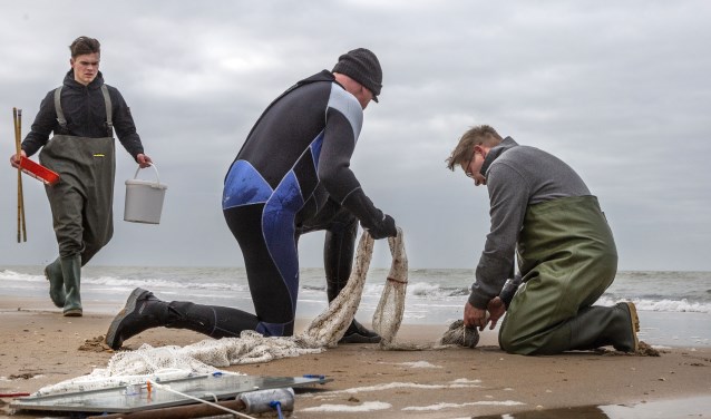 Op het strand van Castricum wordt onderzoek verricht.